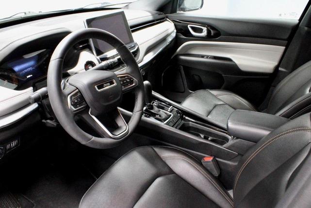 Photo of 2024 Diamond Black Crystal Pearlcoat Jeep Compass