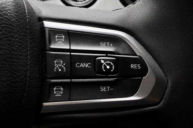 Photo of 2024 Diamond Black Crystal Pearlcoat Jeep Compass