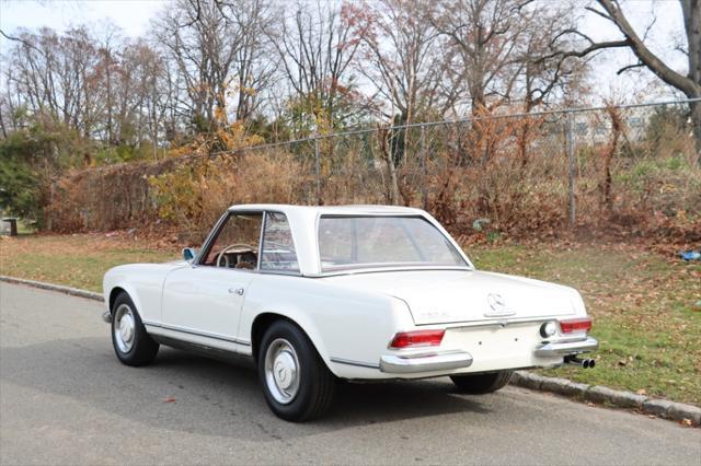 Photo of 1965 White Mercedes-Benz 230SL
