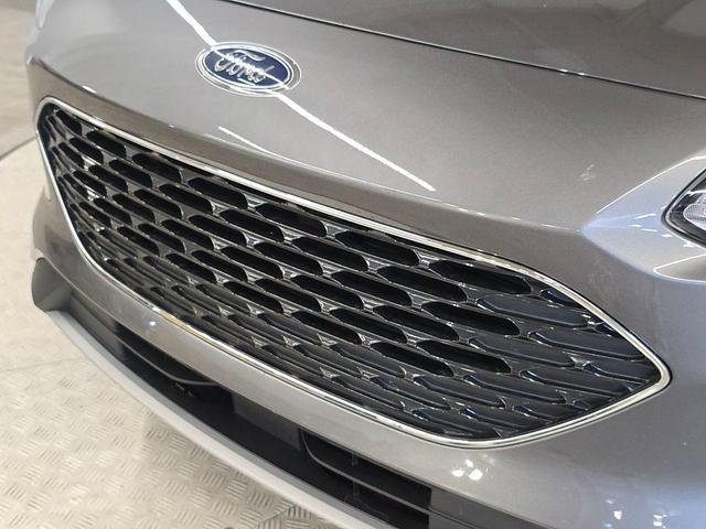 Photo of 2022 Carbonized Gray Metallic Ford Escape