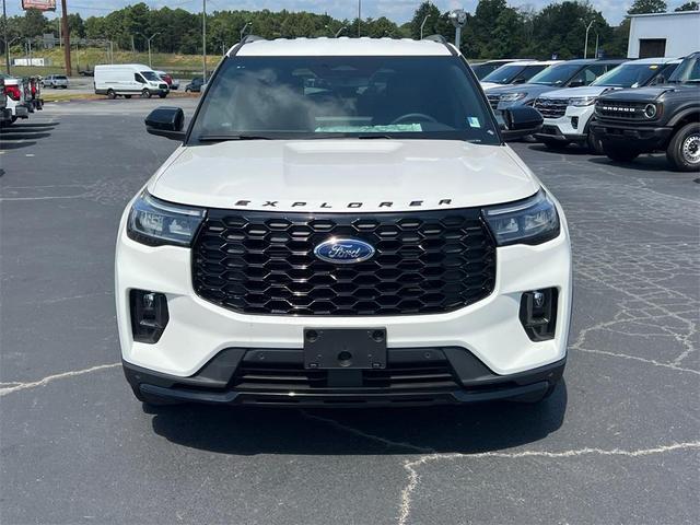 Photo of 2025 White Metallic Ford Explorer