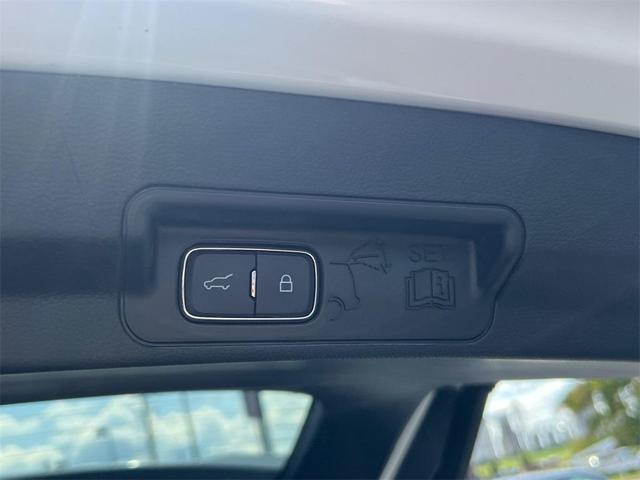 Photo of 2025 White Metallic Ford Explorer