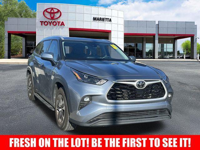 Photo of 2022 Moon Dust Toyota Highlander