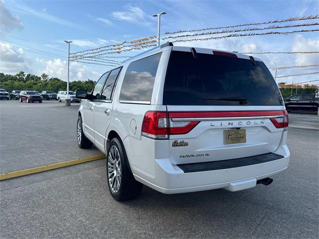 Photo of 2017 White Platinum Clearcoat Lincoln Navigator