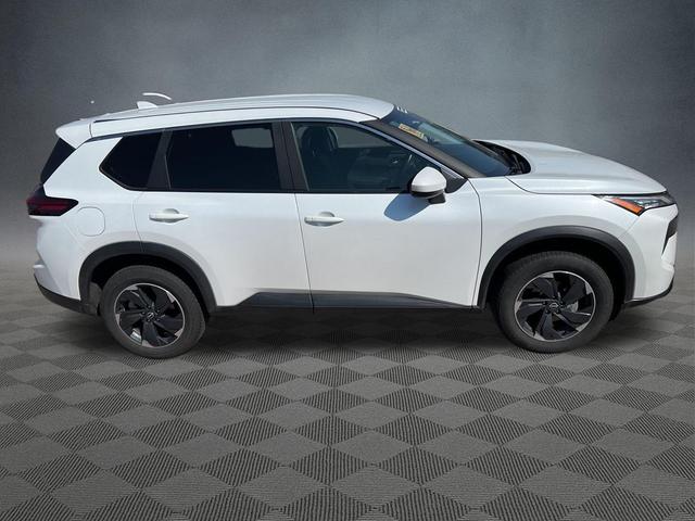 Photo of 2024 Everest White Pearl Nissan Rogue
