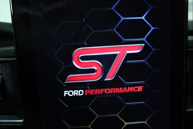 Photo of 2021 Rapid Red Metallic Tinted Clearcoat Ford Explorer