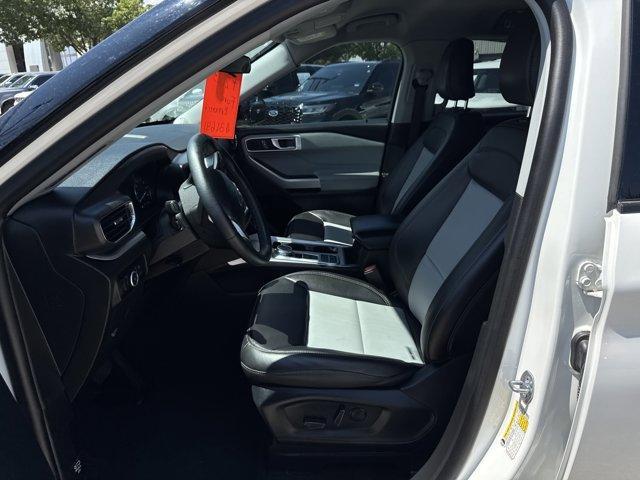 Photo of 2023 Star White Ford Explorer