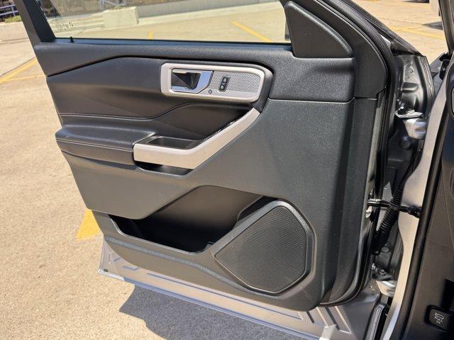 Photo of 2024 Iconic Silver Metallic Ford Explorer