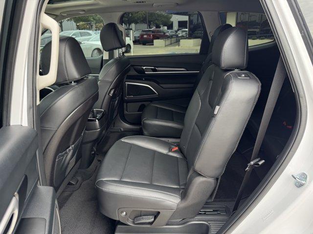Photo of 2024 Glacial White Pearl Kia Telluride