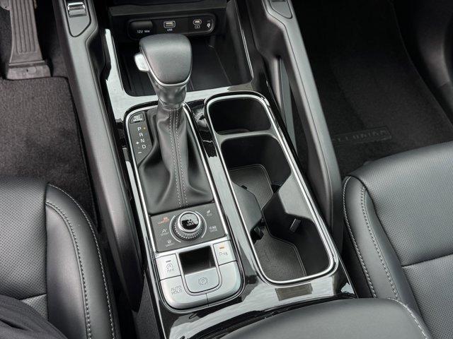 Photo of 2024 Glacial White Pearl Kia Telluride