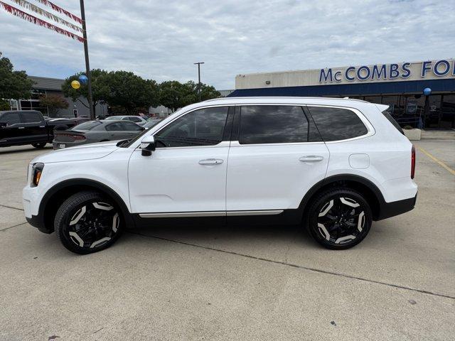 Photo of 2024 Glacial White Pearl Kia Telluride