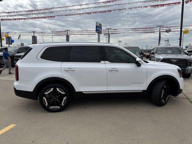 Photo of 2024 Glacial White Pearl Kia Telluride