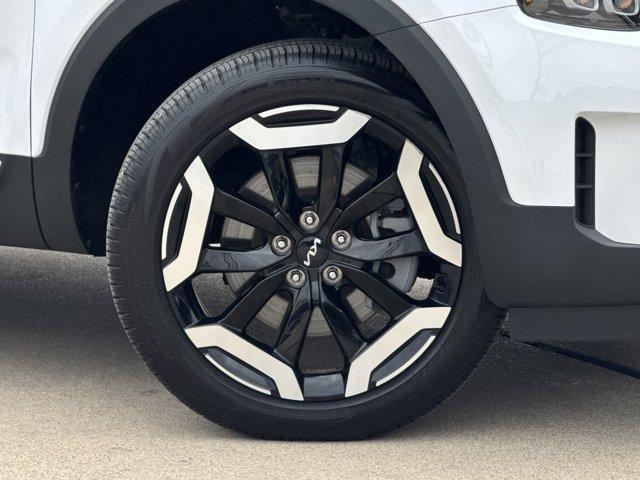 Photo of 2024 Glacial White Pearl Kia Telluride