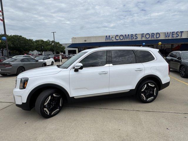 Photo of 2024 Glacial White Pearl Kia Telluride