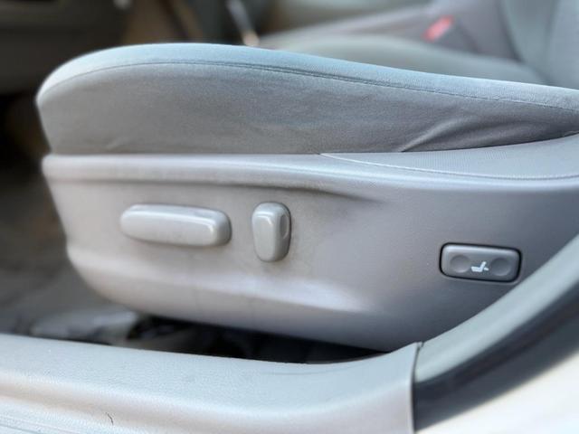 Photo of 2011 Super White Toyota Camry