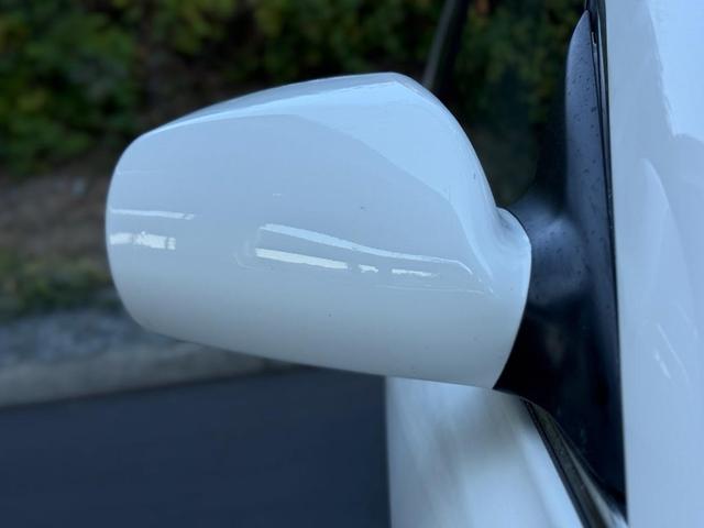 Photo of 2011 Super White Toyota Camry