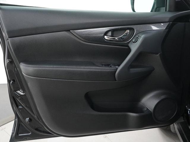 Photo of 2016 Black Nissan Rogue