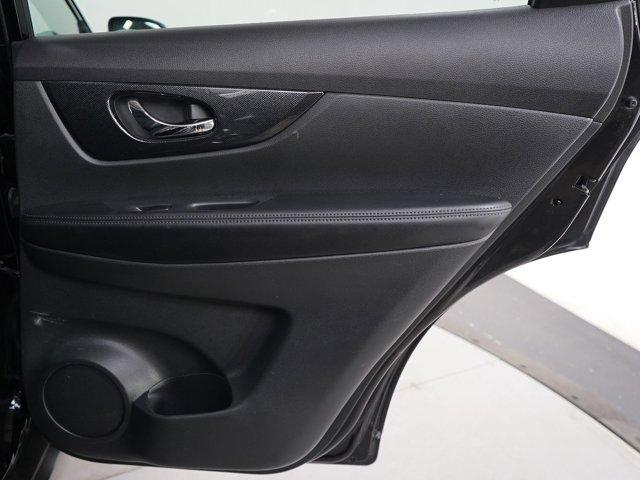 Photo of 2016 Black Nissan Rogue
