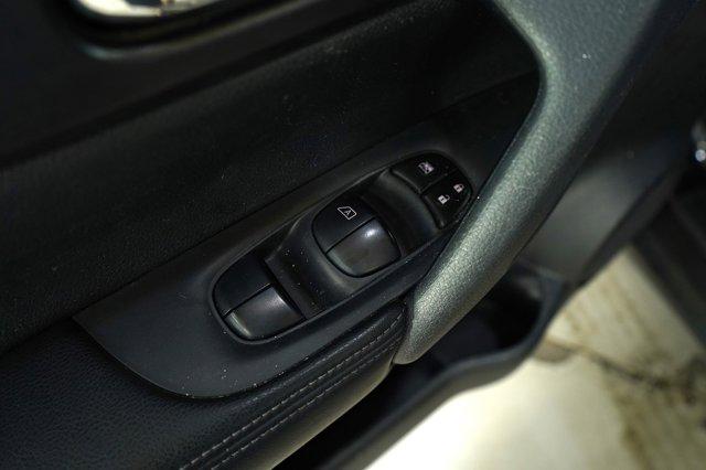 Photo of 2016 Black Nissan Rogue