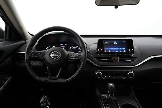 Photo of 2024 Super Black Clearcoat Nissan Altima