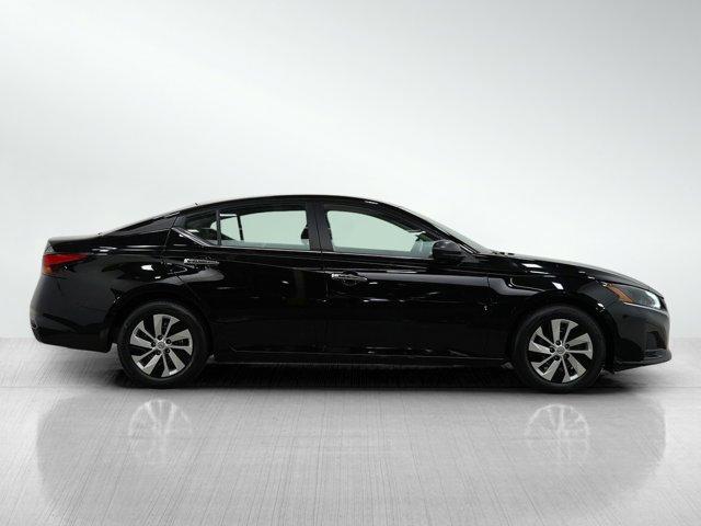 Photo of 2024 Super Black Clearcoat Nissan Altima