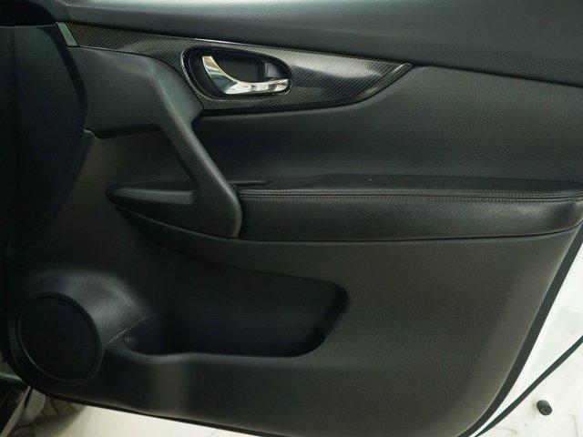 Photo of 2017 White Nissan Rogue
