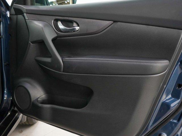 Photo of 2016 Blue Nissan Rogue