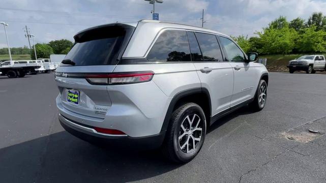 Photo of 2024 Silver Zynith Jeep Grand Cherokee