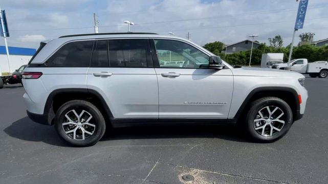 Photo of 2024 Silver Zynith Jeep Grand Cherokee
