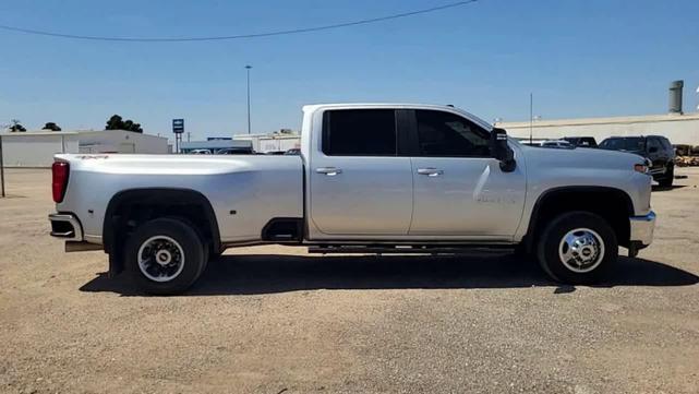 Photo of 2022 Silver Ice Metallic Chevrolet Silverado 3500