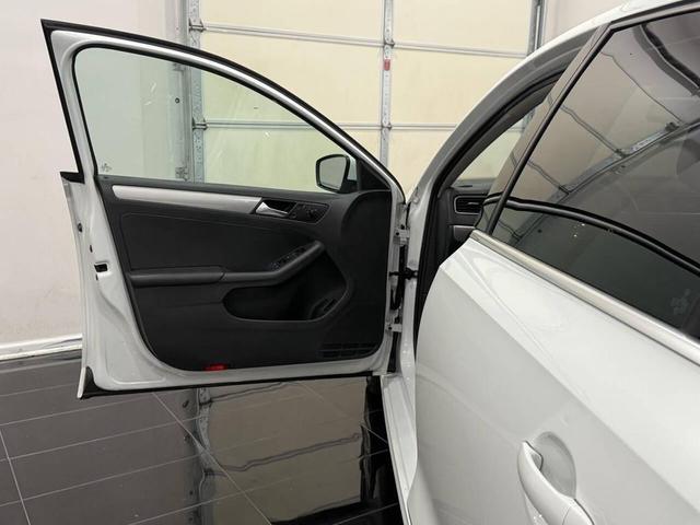 Photo of 2017 White Volkswagen Jetta