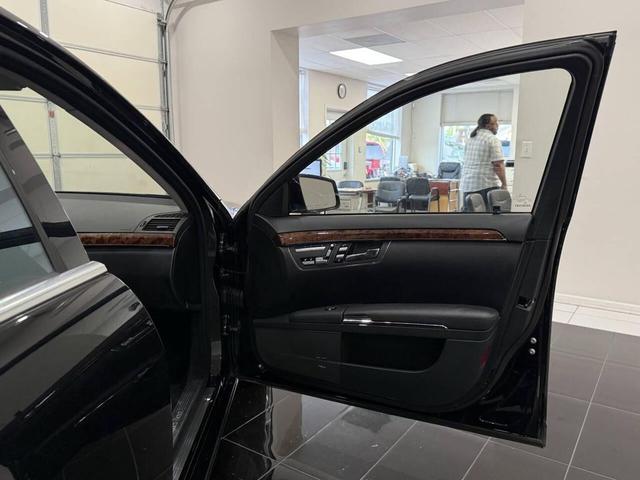 Photo of 2010 Black Mercedes-Benz S-Class