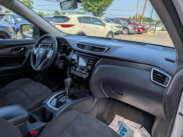 Photo of 2015 Silver Nissan Rogue