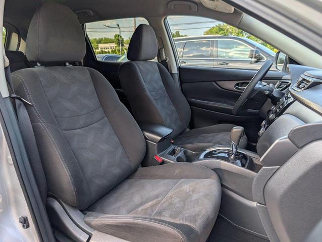 Photo of 2015 Silver Nissan Rogue