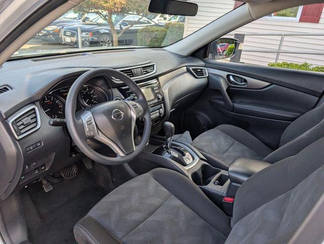 Photo of 2015 Silver Nissan Rogue