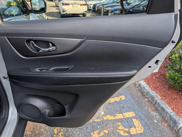Photo of 2015 Silver Nissan Rogue
