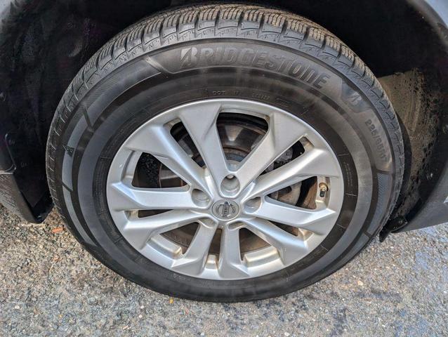 Photo of 2015 Silver Nissan Rogue