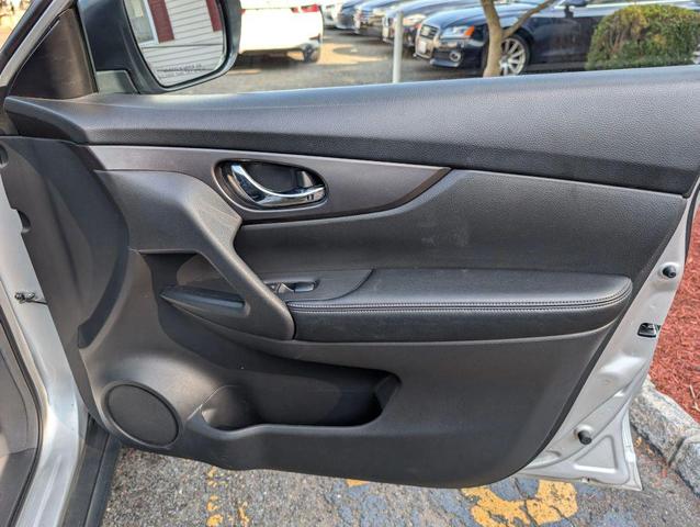 Photo of 2015 Silver Nissan Rogue