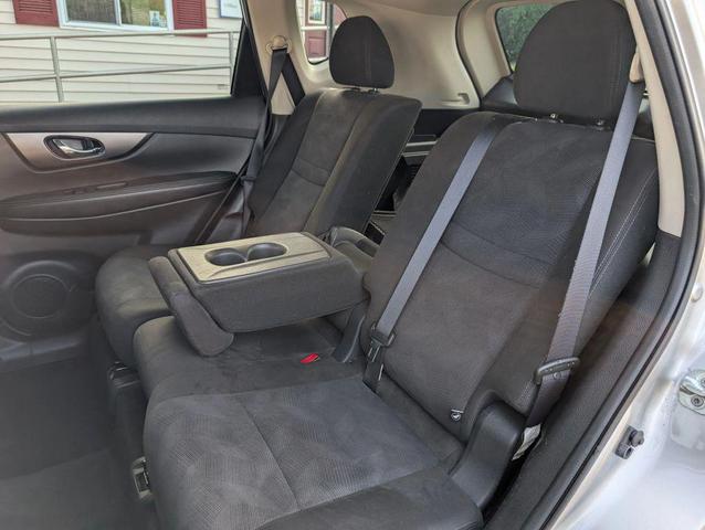 Photo of 2015 Silver Nissan Rogue