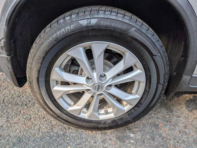 Photo of 2015 Silver Nissan Rogue