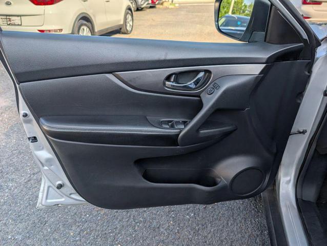 Photo of 2015 Silver Nissan Rogue