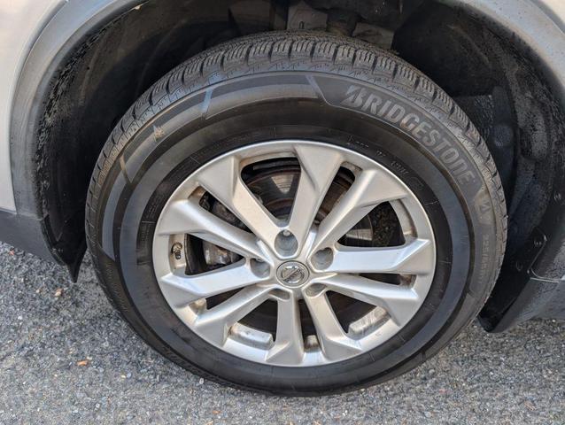 Photo of 2015 Silver Nissan Rogue