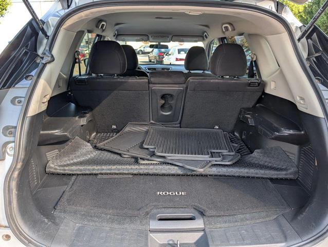 Photo of 2015 Silver Nissan Rogue