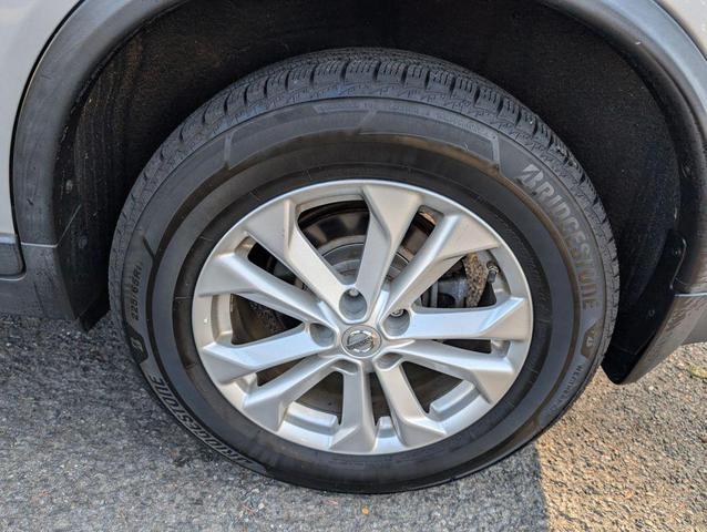 Photo of 2015 Silver Nissan Rogue