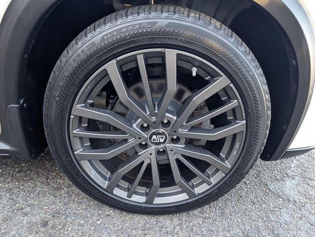 Photo of 2019 White INFINITI QX50