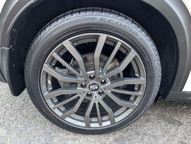 Photo of 2019 White INFINITI QX50
