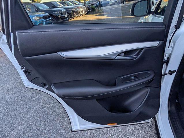 Photo of 2019 White INFINITI QX50