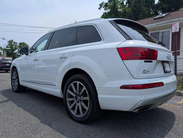 Photo of 2019 White Audi Q7