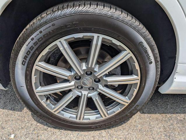 Photo of 2019 White Audi Q7