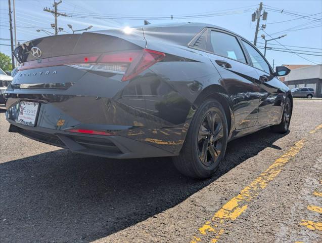 Photo of 2021 Black Hyundai ELANTRA